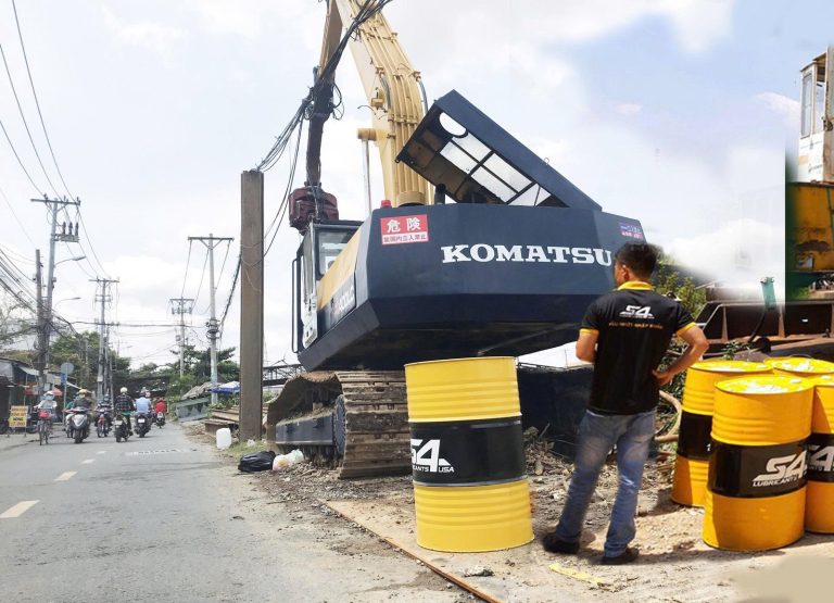 Phuy dầu thủy lực S4 đặt cạnh máy xúc Komatsu tại công trình