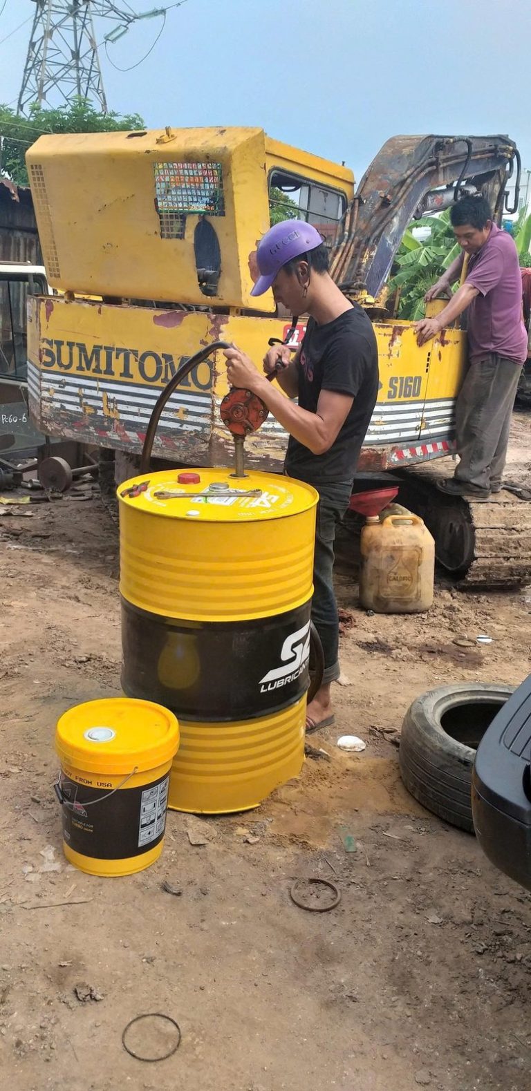 Bơm dầu thủy lực S4 vào máy công trình