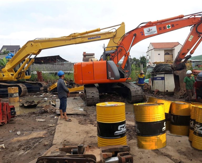 Phuy dầu thủy lực S4 tại công trình có máy xúc