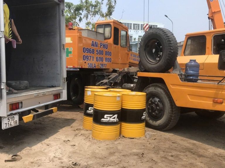 Xe tải giao phuy dầu S4 tận công trình