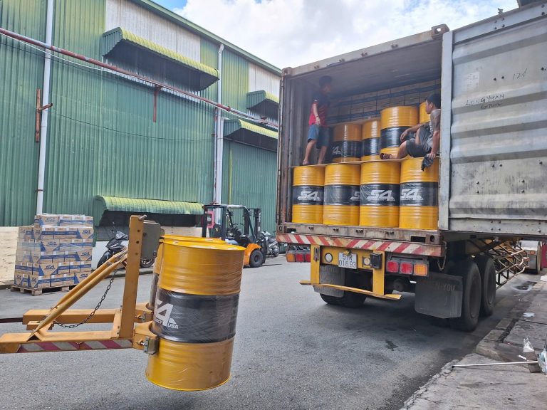 Xe tải và xe nâng bốc phuy dầu S4