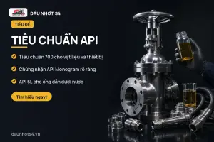 Tiêu Chuẩn API: Một bộ phận van kim loại lớn đang để bên cạnh các phụ kiện và chai chứa chất lỏng màu vàng.