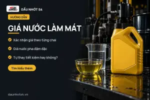 Giá Nước Làm Mát: Chai nhựa màu vàng và các lọ chứa chất lỏng khác trên bề mặt kim loại.