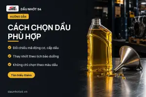 Cách chọn dầu phù hợp: Chai dầu màu vàng và phễu kim loại trên bề mặt kim loại bóng. Có vài giọt dầu rơi.