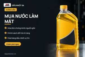 Mua nước làm mát: Chai nước màu vàng, có nắp đậy, để trên bề mặt tối. Vật liệu nhựa.