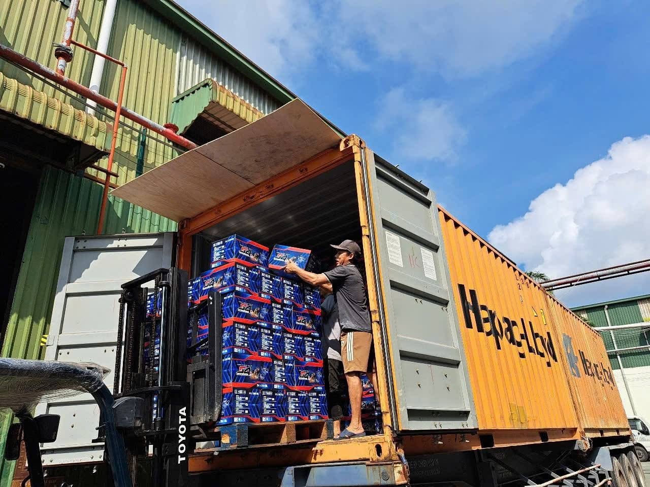 Xuất hàng container dầu nhớt S4 tại kho