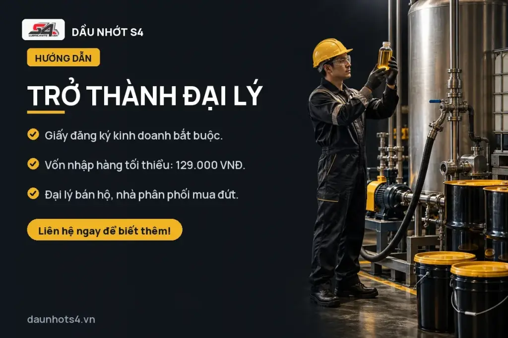 Trở thành đại lý: Một người đàn ông mặc đồ bảo hộ đang kiểm tra chai chứa chất lỏng trong nhà máy.